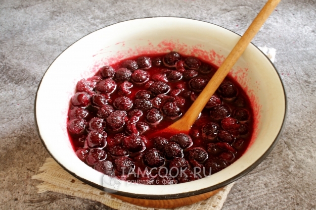 Размешать вишню с сахаром