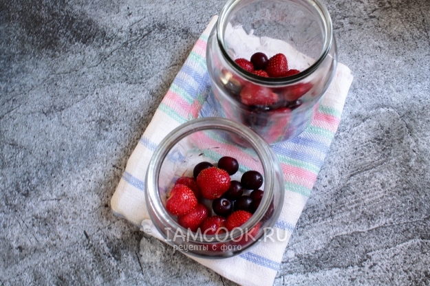 Положить ягоды в банку