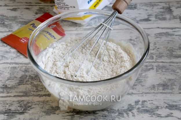 Добавить муку и молоко