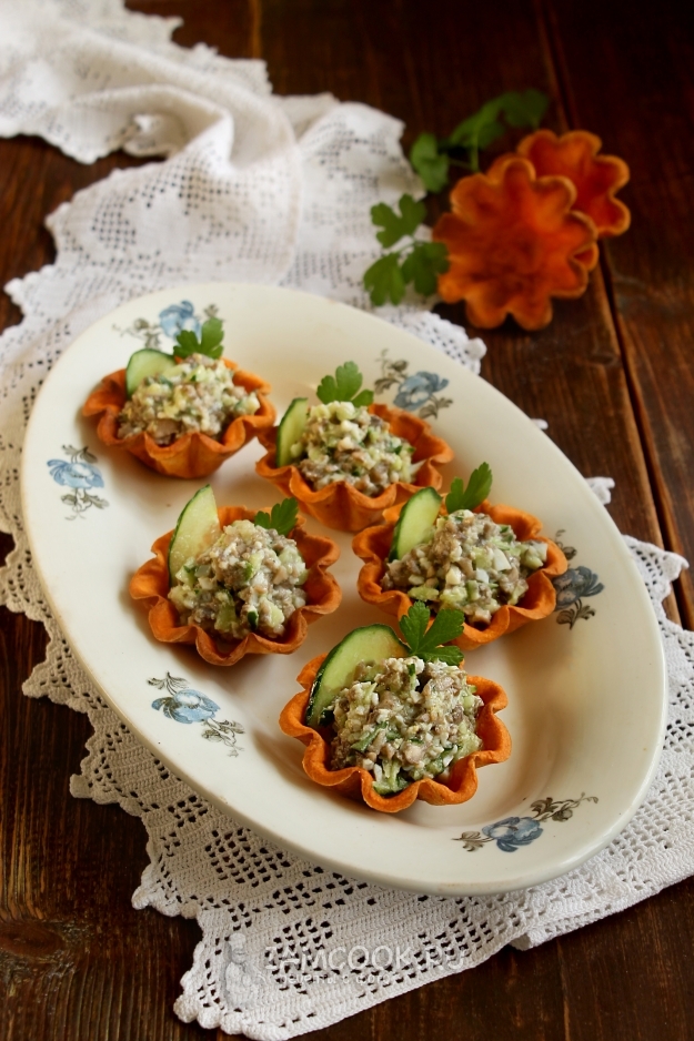 Рецепт салата с шампиньонами, огурцами и яйцами в тарталетках