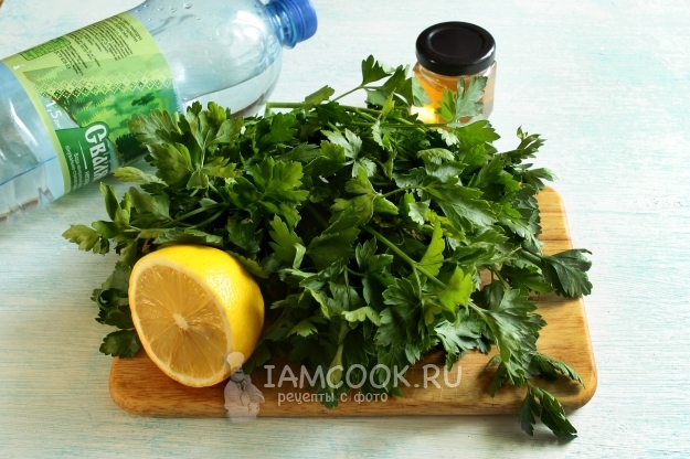 Ингредиенты для коктейля из петрушки и лимона