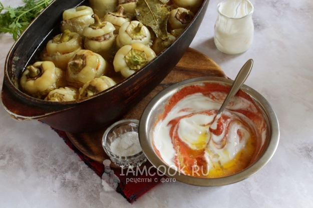 Соединить сметану с томатной пастой