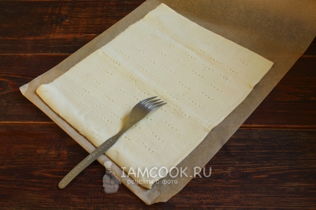 Наколоть тесто вилкой