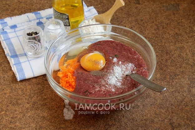 Добавить яйцо, соль и перец