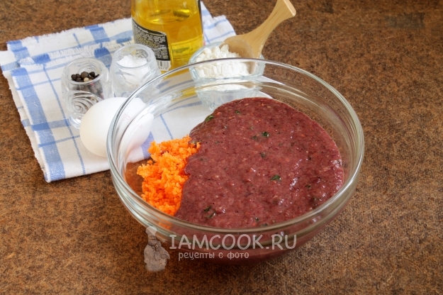 Положить измельченную печень