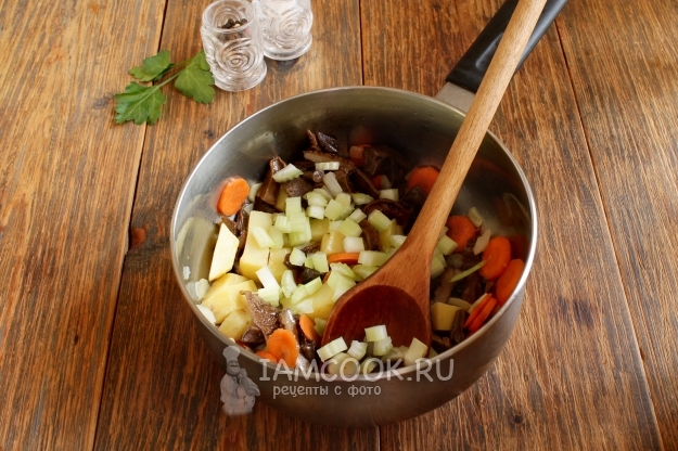 Положить картофель и сельдерей