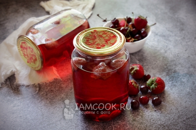 Рецепт компота из вишни и клубники на зиму
