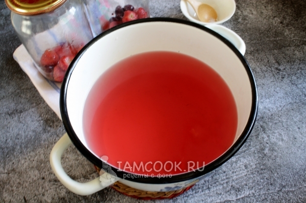 Слить воду в кастрюлю