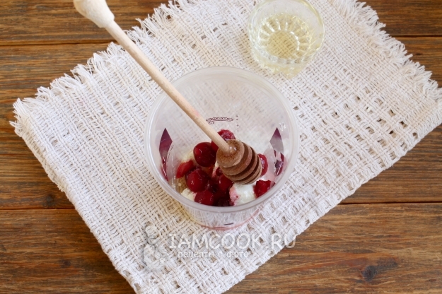 Положить мед