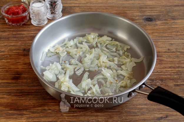 Обжарить лук