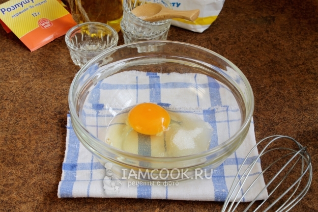 Соединить яйцо и сахар