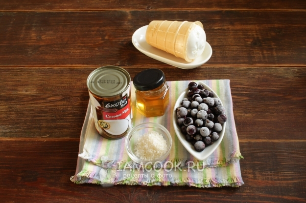 Ингредиенты для смузи с кокосовым молоком и черной смородиной