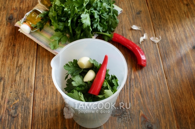 Положить чеснок и перец чили