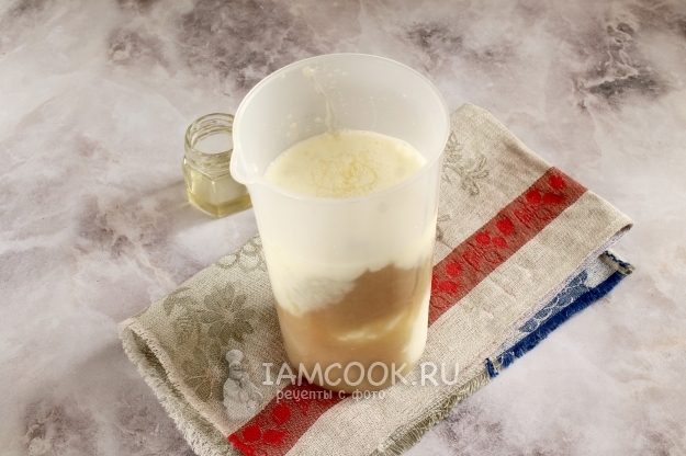 Добавить кефир с медом