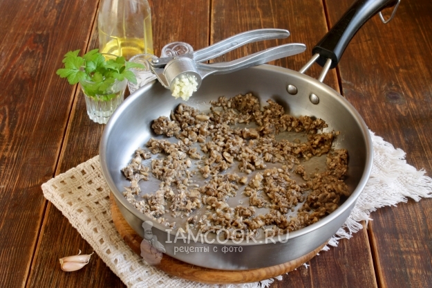 Обжарить грибы