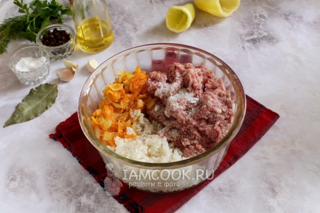 Добавить фарш и зажарку