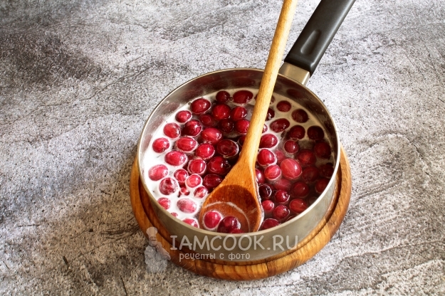 Положить крыжовник в сироп