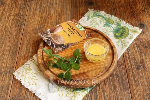 Подготовить мяту, мускатный орех и мед