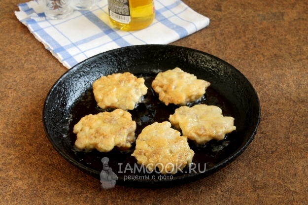 Пожарить куриные оладьи