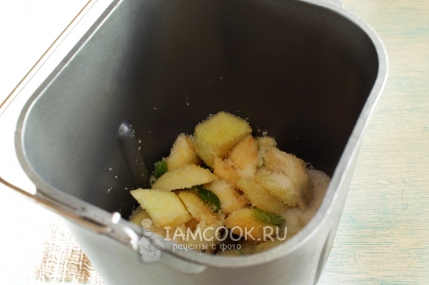 Положить яблоки в хлебопечку