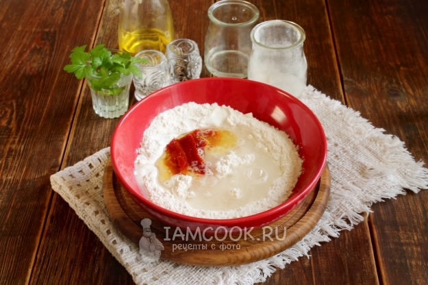 Соединить муку, воду, масло и томатную пасту