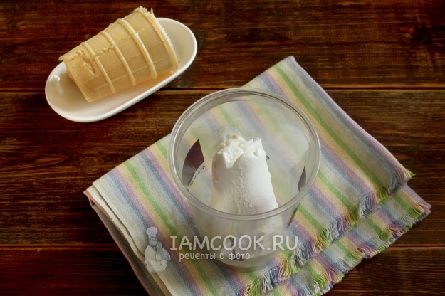 Положить в блендер мороженое