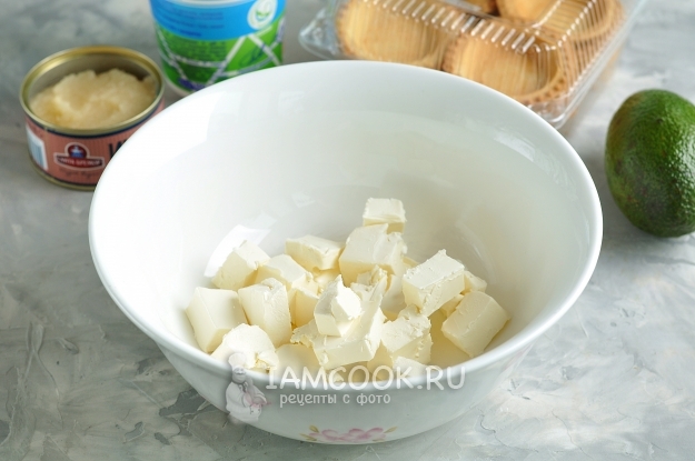 Порезать творожный сыр на кусочки