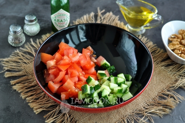 Порезать помидор и огурец