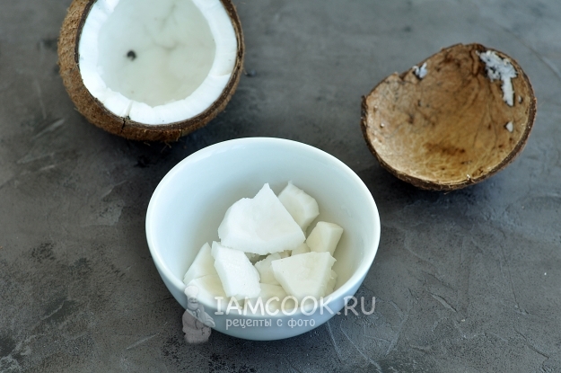 Срезать коричневую часть кокоса