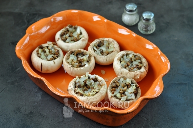 Нафаршировать шляпки грибов