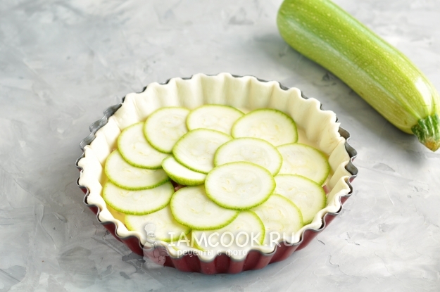 Уложить кружки кабачков