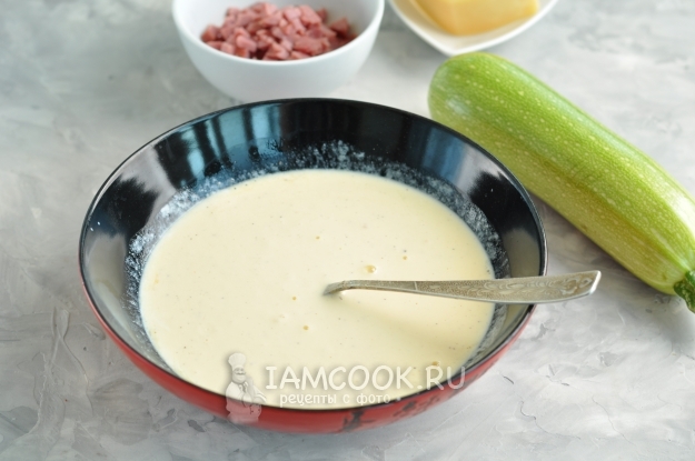 Взбить сметану с яйцами