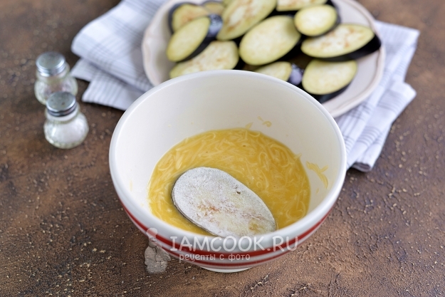 Обвалять баклажан в кляре