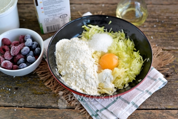 Добавить муку, яйцо и сахар