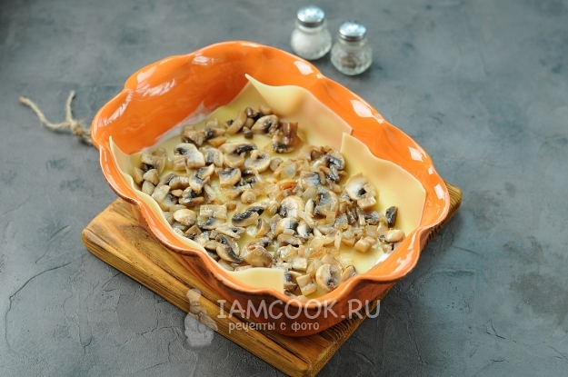 Положить на лист лазаньи грибы