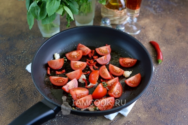 Обжарить помидоры с перцем и чесноком