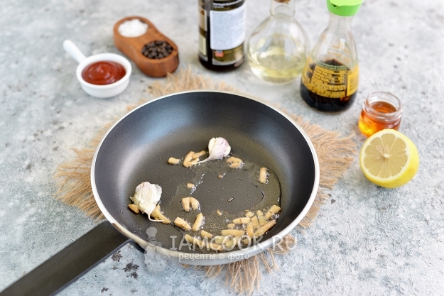 Обжарить чеснок и имбирь