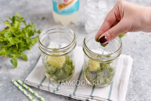 Положить листья мяты