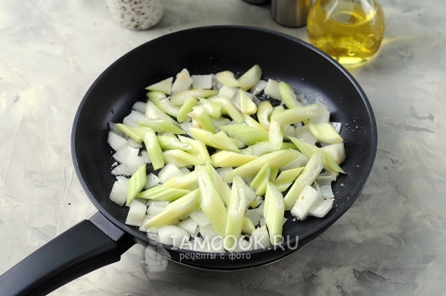 Обжарить лук и сельдерей