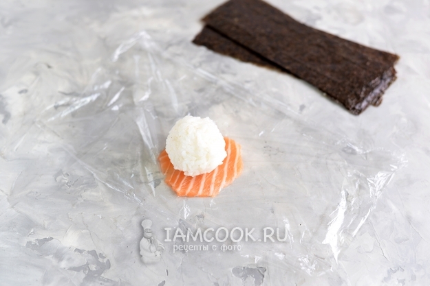 Положить на рыбу рис