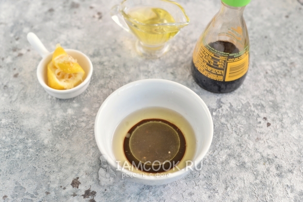Соединить масло и соевый соус