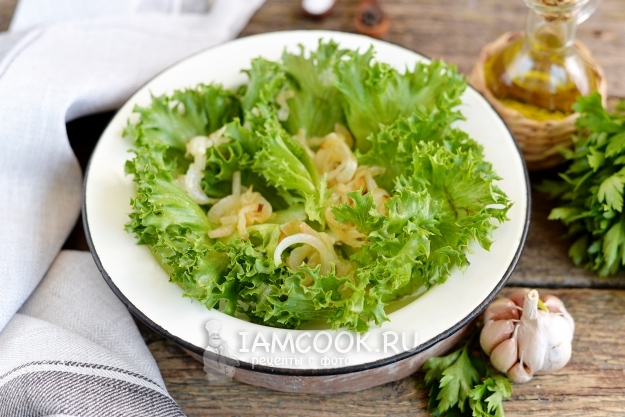 Выложить на листья салата лук