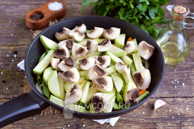 Положить кабачки и грибы