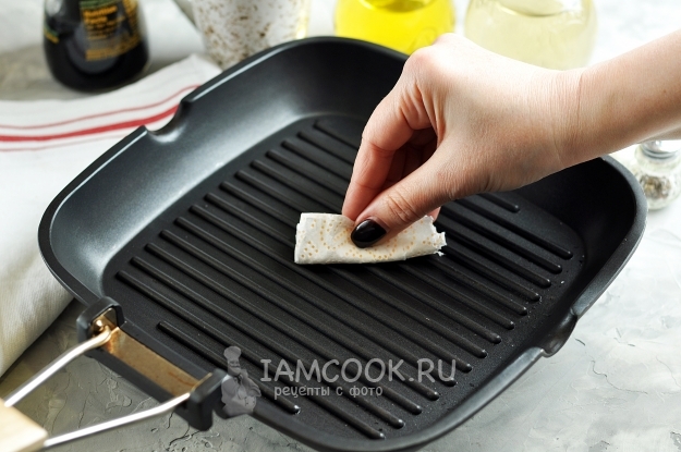 Протереть сковороду бумажным полотенцем