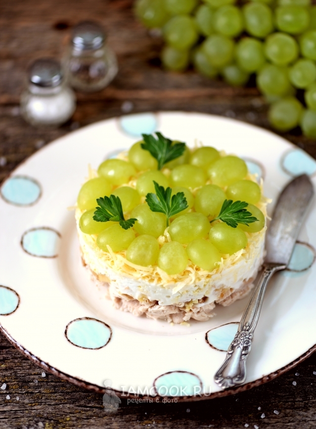 Рецепт салата «Тиффани» с виноградом и грецкими орехами