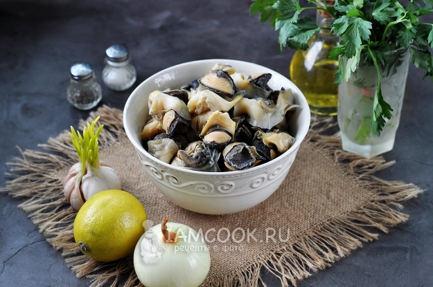 Ингредиенты для жареных рапанов с луком