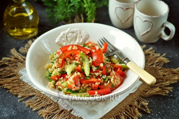 Готовый салат с булгуром и овощами