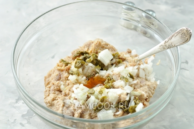 Добавить каперсы и масло