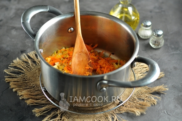 Обжарить лук с морковью