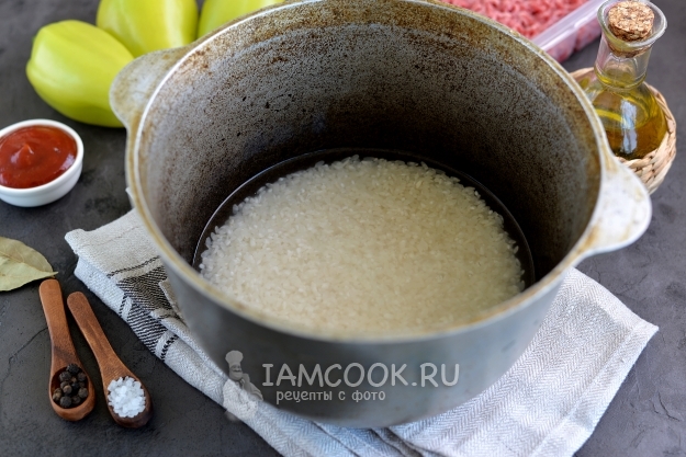Положить рис в воду